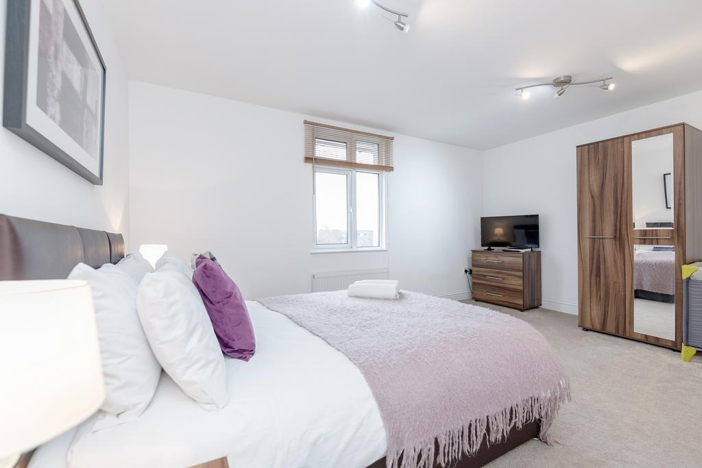 Royal - Heathrow * Hillingdon